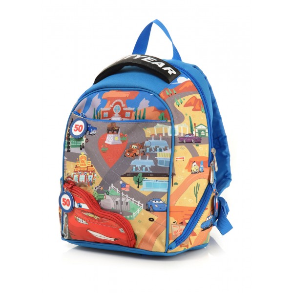 En ryggsäck från Disney med tema från Blixten McQueen , som passar bra till både semester och skola.